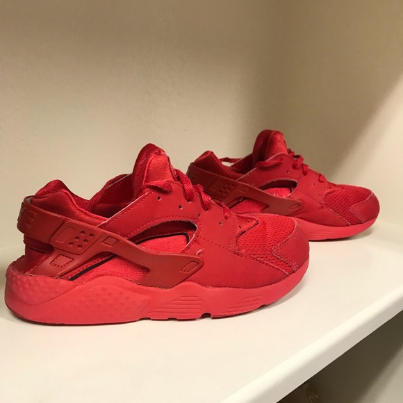 boys red nike sneakers